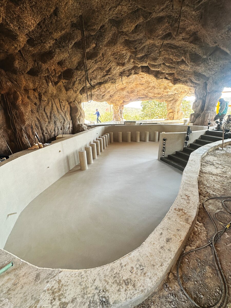 Piscina sob gruta artificial com o impermeabilizante resinado aplicado