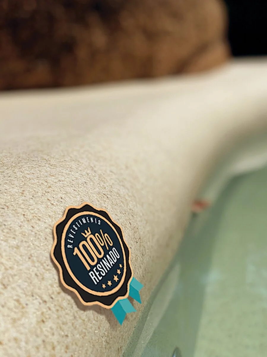 Borda da piscina com o selo Revestimento 100% Resinado