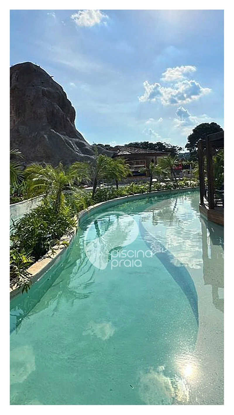Piscina de borda infinita com morro rochoso ao fundo