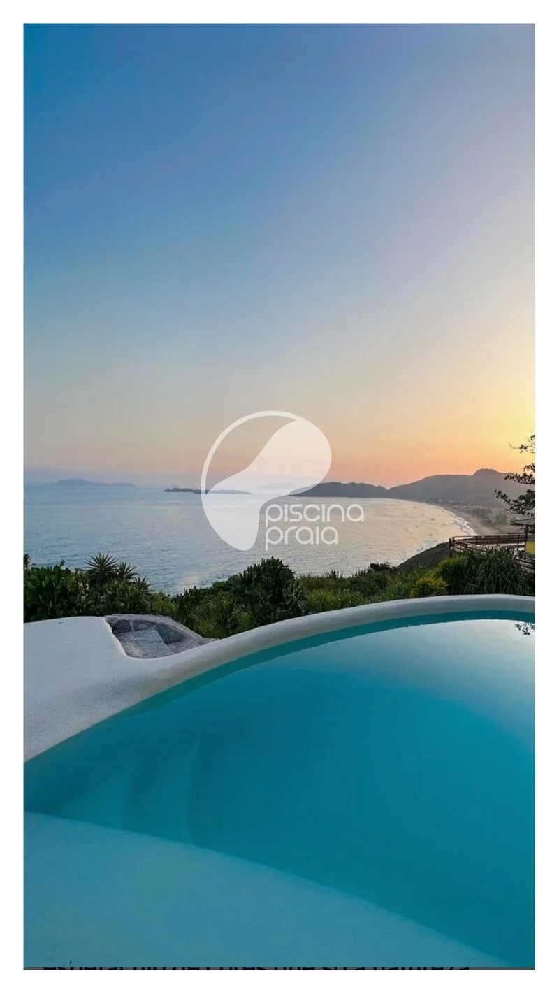Piscina de borda infinita com vista para o mar no fim da tarde