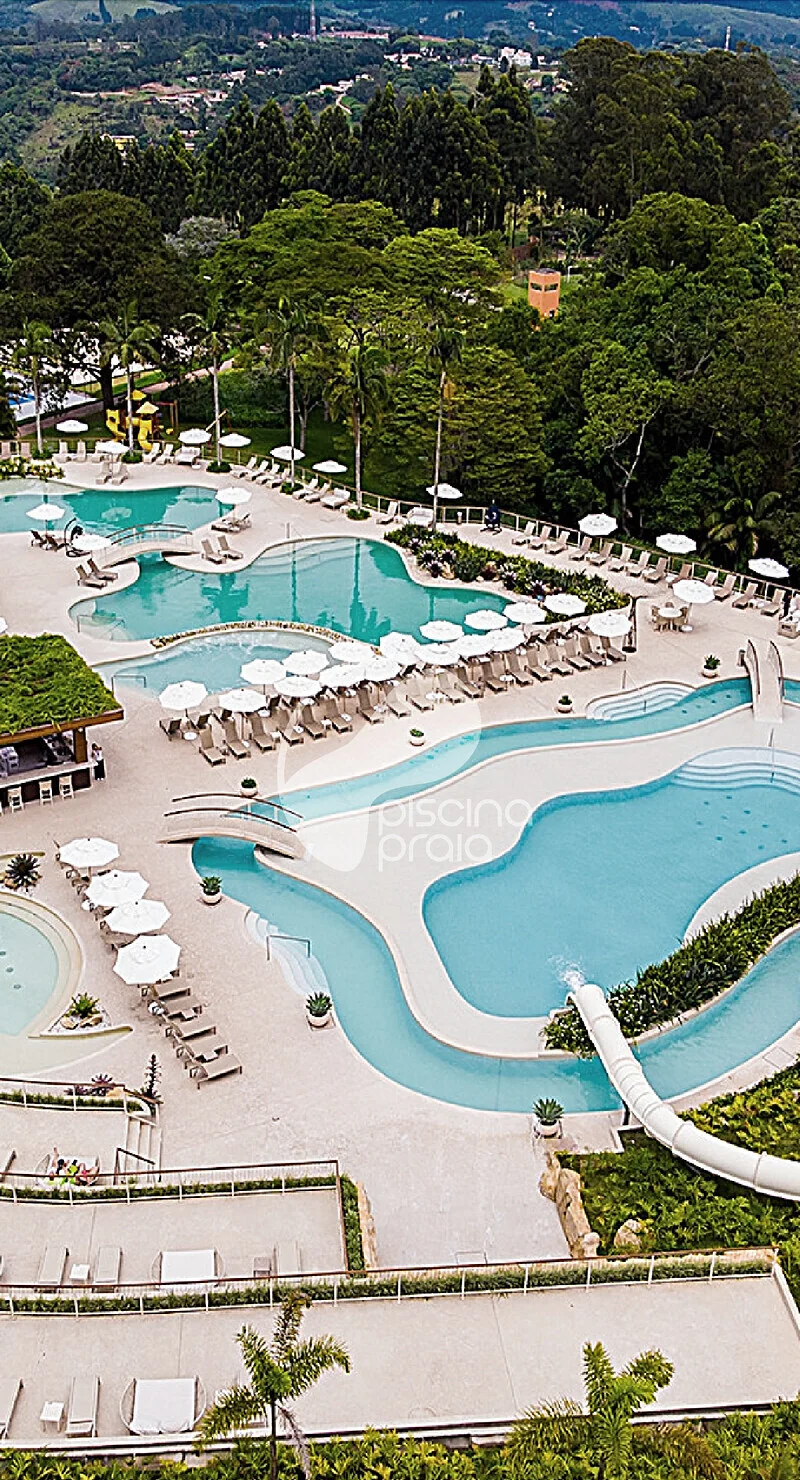 Vista aérea de piscina de hotel com toboágua e espreguiçadeiras